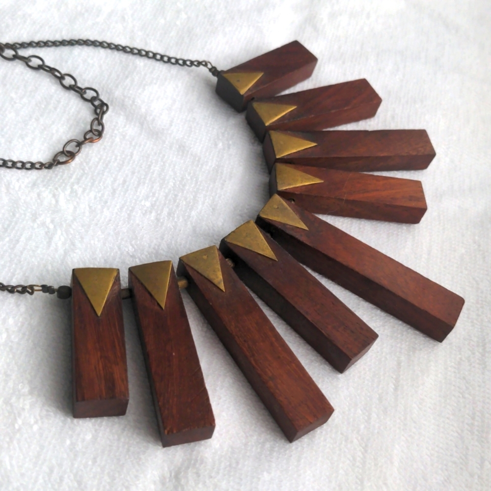 ♥️ Statement wood gold bib necklace